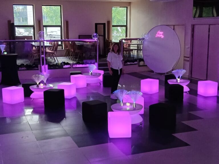 Anniversaire Lounge LED&nbsp;&middot;&nbsp;Cubes lumineux et néon